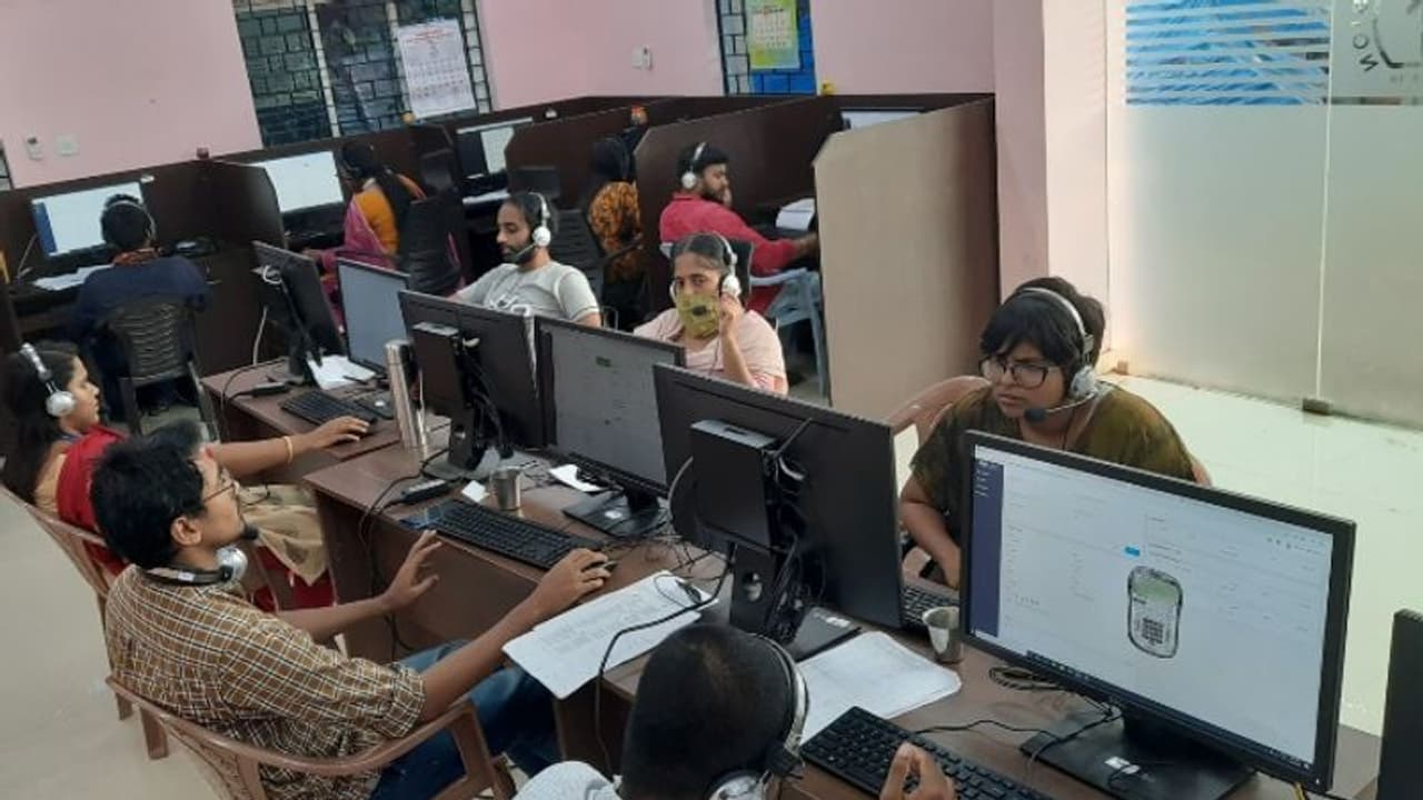 വിദേശത്തുള്ള കൊവിഡ് ബാധിതര്ക്കടക്കം സാന്ത്വനമായി 'ദിശ'; ഇതുവരെ എത്തിയത് 70,000 ഫോൺ കോളുകൾ വിദേശത്തുള്ള കൊവിഡ് ബാധിതര്ക്കടക്കം സാന്ത്വനമായി 'ദിശ'; ഇതുവരെ എത്തിയത് 70,000 ഫോൺ കോളുകൾ