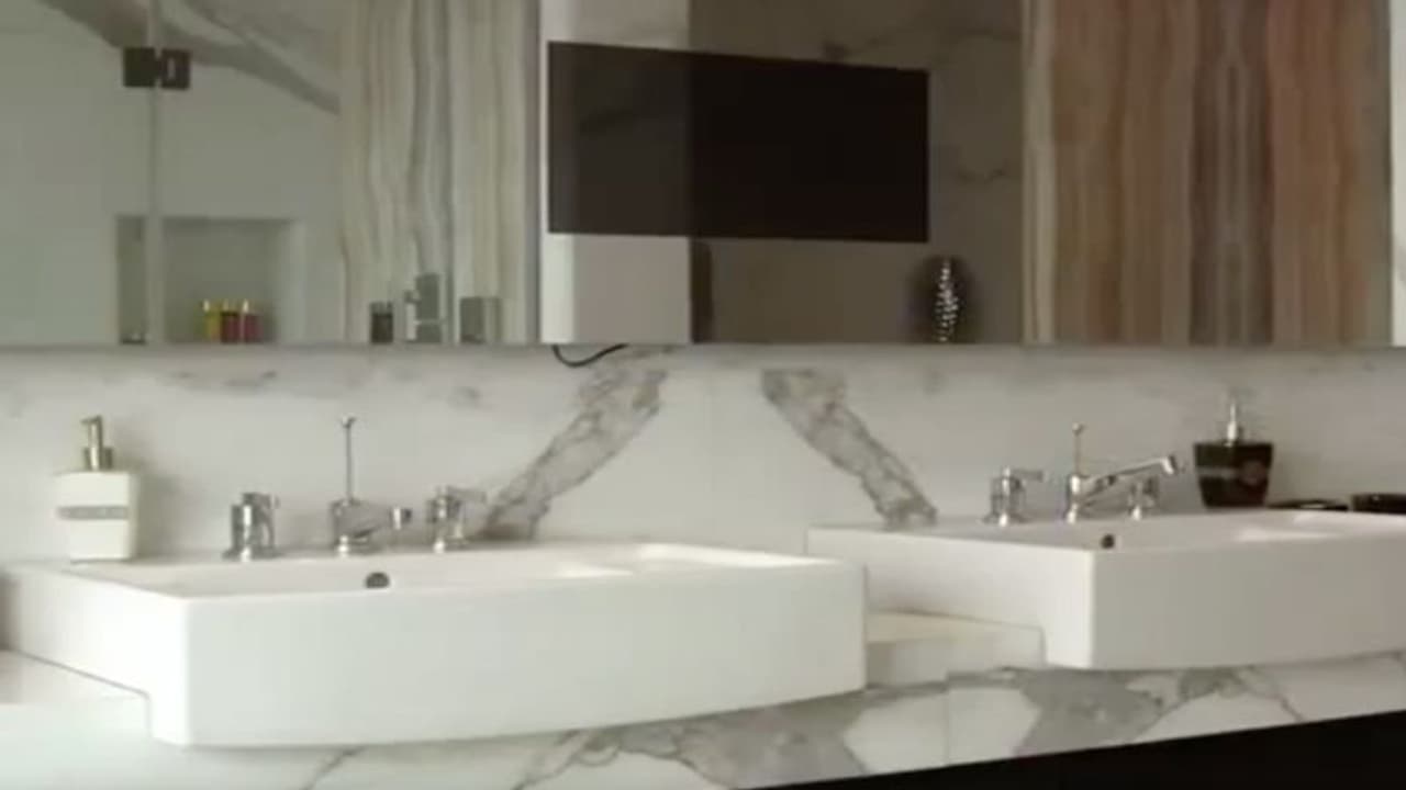 లాక్ డౌన్: మిత్రుడ్ని సూట్ కేసులో పెట్టి.... అపార్టుమెంటులోకి.... లాక్ డౌన్: మిత్రుడ్ని సూట్ కేసులో పెట్టి.... అపార్టుమెంటులోకి....