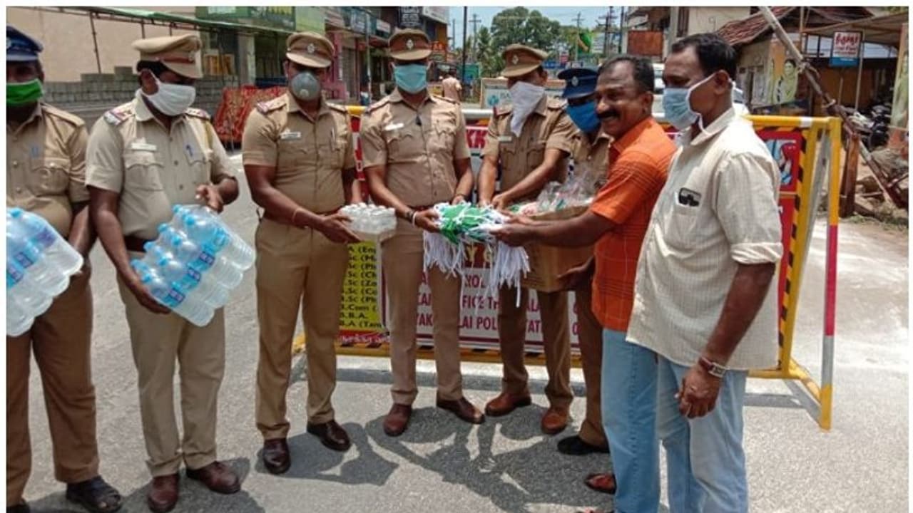 കൊവിഡ് 19 പ്രതിരോധ പ്രവര്ത്തനത്തില് അതിര്ത്തികളില്ലെന്ന് തെളിയിച്ച് കേരള പൊലീസ് കൊവിഡ് 19 പ്രതിരോധ പ്രവര്ത്തനത്തില് അതിര്ത്തികളില്ലെന്ന് തെളിയിച്ച് കേരള പൊലീസ്