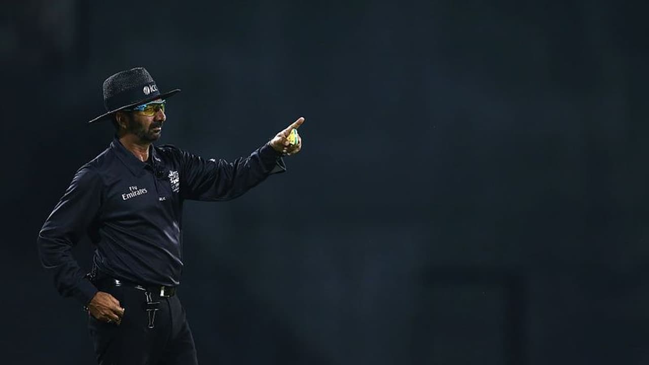 മൊബൈലില് വിളിക്കണമെങ്കില് മരത്തില് കയറണം; സഹായമഭ്യര്ത്ഥിച്ച് ഇന്ത്യന് അമ്പയര് മൊബൈലില് വിളിക്കണമെങ്കില് മരത്തില് കയറണം; സഹായമഭ്യര്ത്ഥിച്ച് ഇന്ത്യന് അമ്പയര്