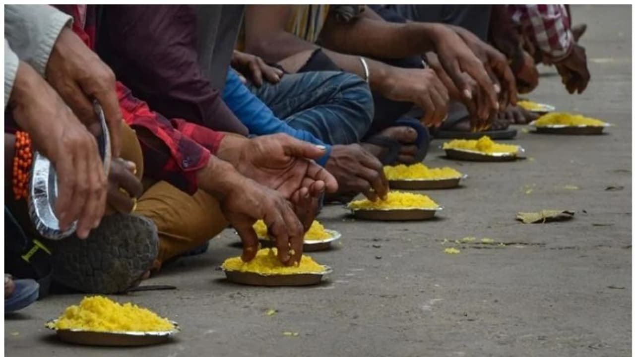 സഹായിച്ചോളൂ , ആഘോഷമാക്കരുത്; ലോക്ക്ഡൌണില് ഭക്ഷണം നല്കിയുള്ള പടമെടുപ്പ് വിലക്കി ഈ കലക്ടര് സഹായിച്ചോളൂ , ആഘോഷമാക്കരുത്; ലോക്ക്ഡൌണില് ഭക്ഷണം നല്കിയുള്ള പടമെടുപ്പ് വിലക്കി ഈ കലക്ടര്