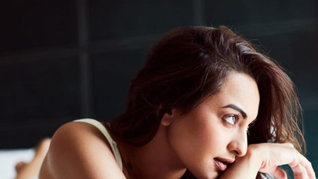 করোনা মোকামিলায় সামিল এবার সোনাক্ষী, নিজের হাতে আঁকা ছবি বিক্রি করে অনুদান করোনা মোকামিলায় সামিল এবার সোনাক্ষী, নিজের হাতে আঁকা ছবি বিক্রি করে অনুদান