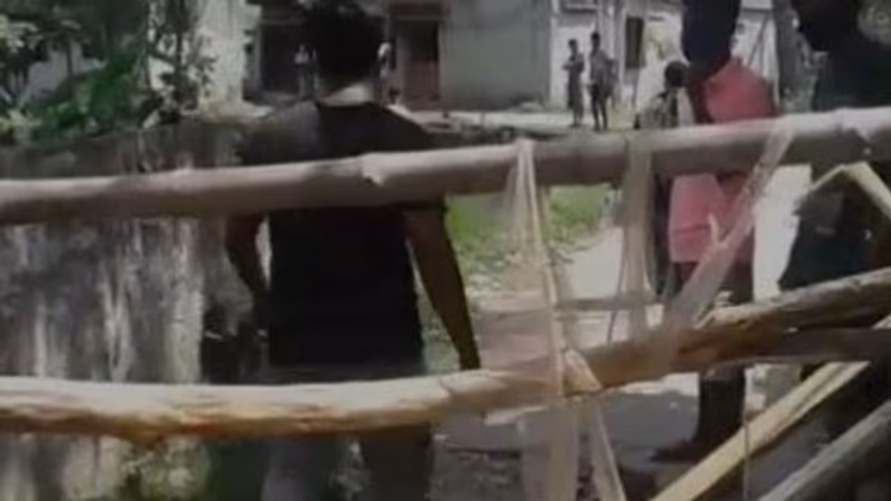 পাড়ায় বহিরাগতদের প্রবেশ নিষেধ, খাস কলকাতাতেই রাস্তা আটকালেন স্থানীয়েরা পাড়ায় বহিরাগতদের প্রবেশ নিষেধ, খাস কলকাতাতেই রাস্তা আটকালেন স্থানীয়েরা