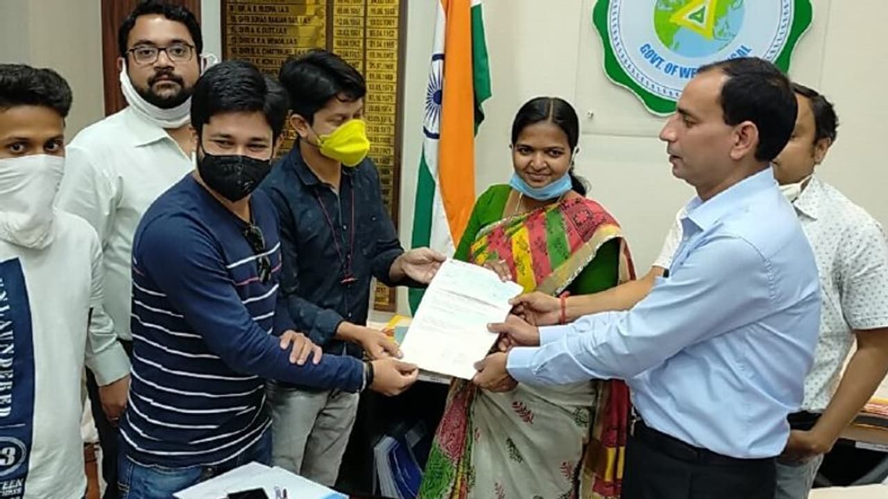 সোশ্যাল মিডিয়ার কামাল, করোনা ত্রাণে লক্ষাধিক অর্থসাহায্য় বর্ধমানের ছয় যুবকের