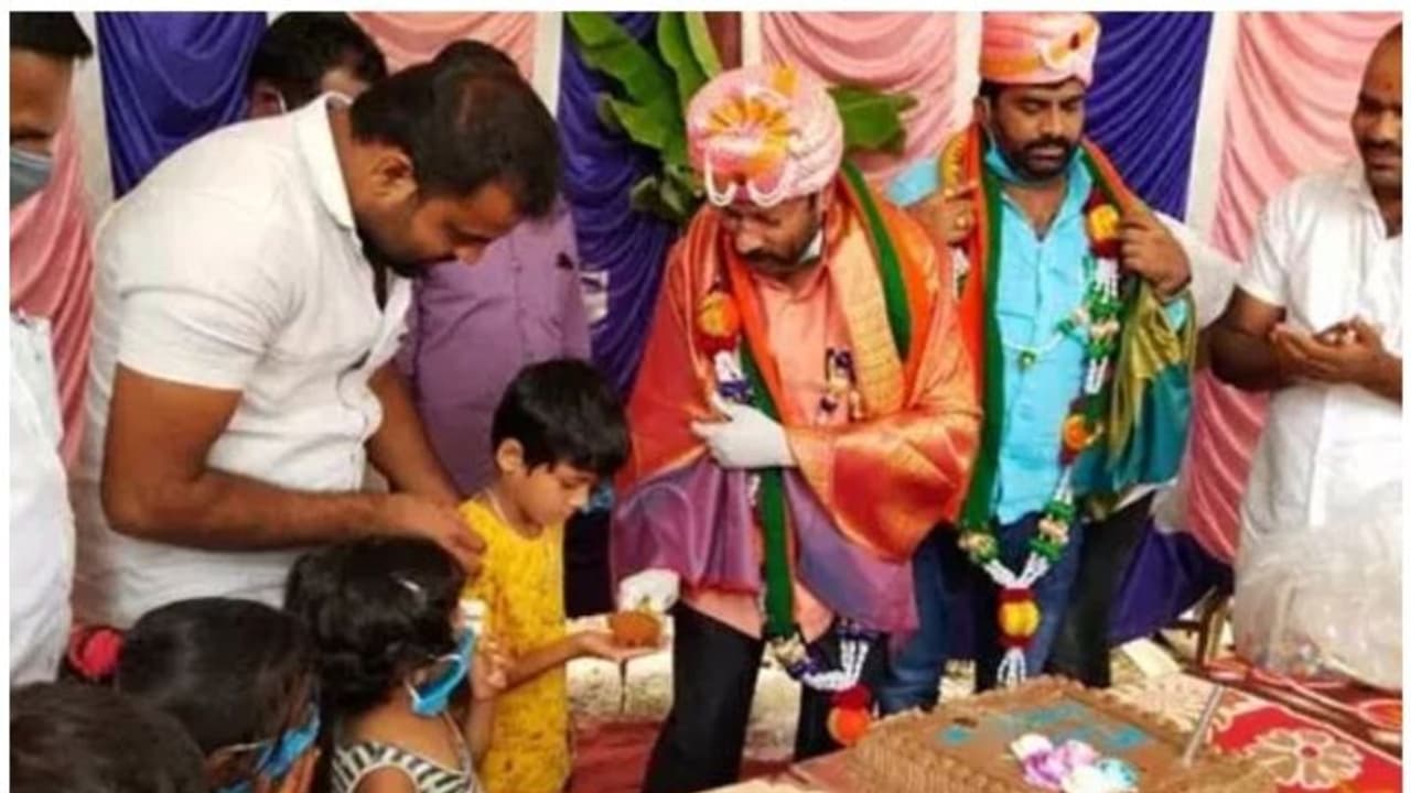 ലോക്ക് ഡൗൺ നിയമങ്ങൾ കാറ്റിൽപ്പറത്തി ബിജെപി എംഎൽഎയുടെ പിറന്നാളാഘോഷം; പങ്കെടുത്തത് നൂറോളം പേർ ലോക്ക് ഡൗൺ നിയമങ്ങൾ കാറ്റിൽപ്പറത്തി ബിജെപി എംഎൽഎയുടെ പിറന്നാളാഘോഷം; പങ്കെടുത്തത് നൂറോളം പേർ