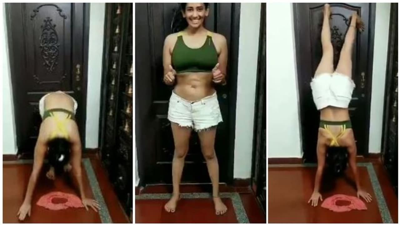 உள்ளாடையோடு... தலை கீழாய் நின்றபடி புதிய சேலஞ்சு...! நடிகை சஞ்சனா சிங் செய்த அலப்பறை! உள்ளாடையோடு... தலை கீழாய் நின்றபடி புதிய சேலஞ்சு...! நடிகை சஞ்சனா சிங் செய்த அலப்பறை!