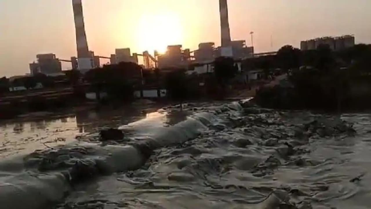 റിലയൻസിന്റെ പവർ പ്ലാന്റിൽ വൻ പൊട്ടിത്തെറി; രണ്ട് മരണം, നാല് പേരെ കാണാതായി, വൻ കൃഷിനാശവും റിലയൻസിന്റെ പവർ പ്ലാന്റിൽ വൻ പൊട്ടിത്തെറി; രണ്ട് മരണം, നാല് പേരെ കാണാതായി, വൻ കൃഷിനാശവും