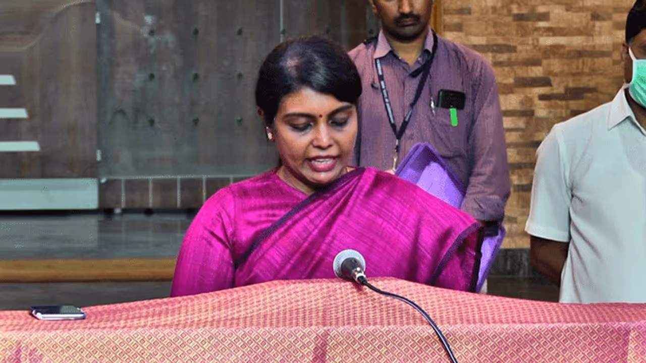 மங்களகரமான நாளில் பத்திரப்பதிவு அலுவலகம் திறக்கலாம்.. பதிவுக்கு கூடுதல் கட்டணம்.. பீலா ராஜேஷ் அதிரடி உத்தரவு.!