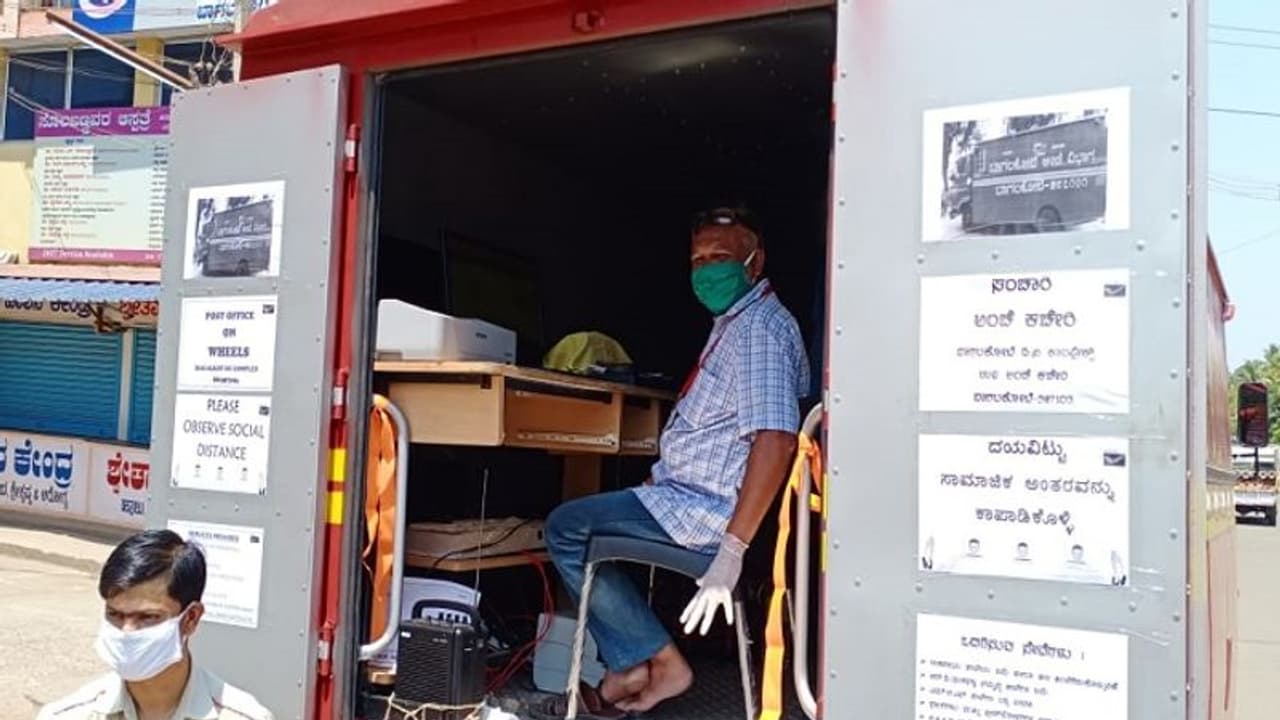 ಲಾಕ್ಡೌನ್: ಆಚೆ ಬರಬೇಡಿ ಮನೆ ಬಾಗಿಲಿಗೇ ಬರಲಿದೆ ಪೋಸ್ಟ್ ಆಫೀಸ್! ಲಾಕ್ಡೌನ್: ಆಚೆ ಬರಬೇಡಿ ಮನೆ ಬಾಗಿಲಿಗೇ ಬರಲಿದೆ ಪೋಸ್ಟ್ ಆಫೀಸ್!