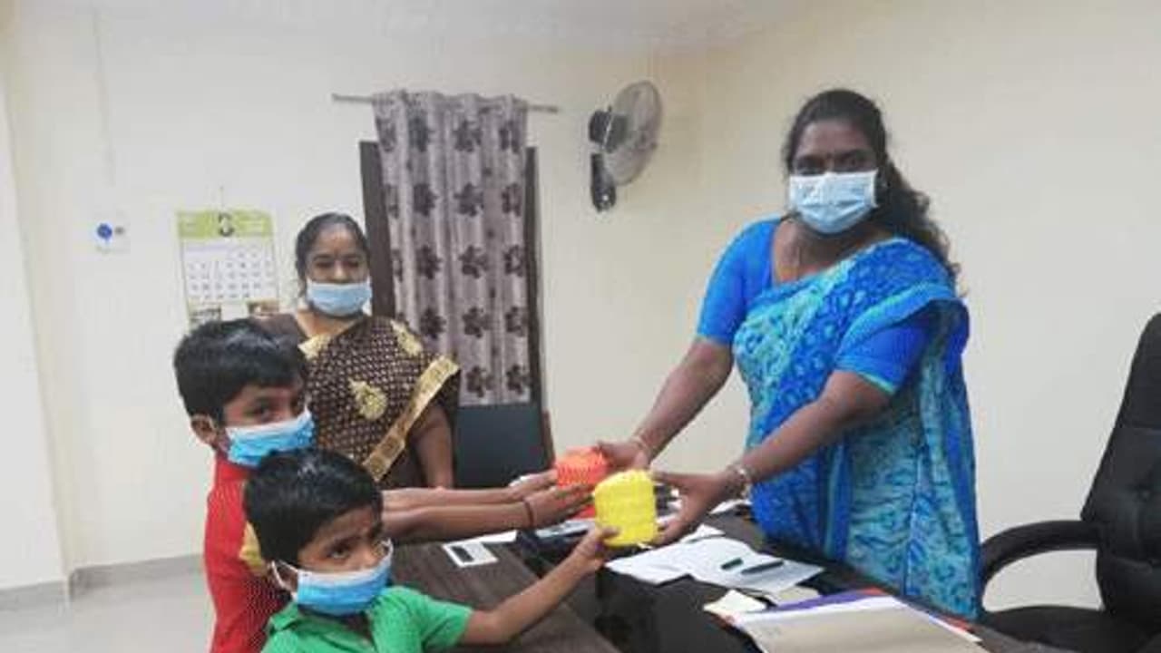 3,610 ரூபாய் உண்டியல் சேமிப்பு..! கொரோனா நிதியுதவியாக கலெக்டரிடம் கொடுத்த குழந்தைகள்..! 3,610 ரூபாய் உண்டியல் சேமிப்பு..! கொரோனா நிதியுதவியாக கலெக்டரிடம் கொடுத்த குழந்தைகள்..!