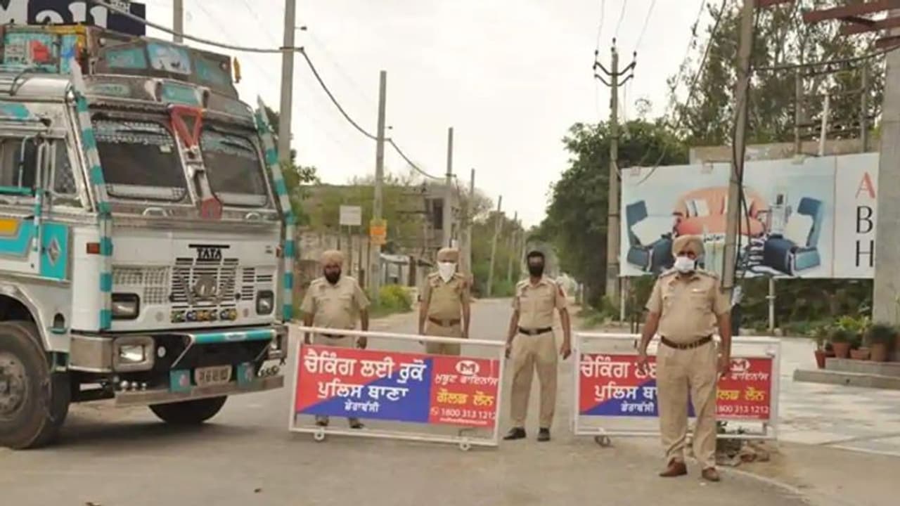 ఏపీకి చెందిన వ్యక్తికి కరోనా... కలకలం: యూపీలో 14 గ్రామాల మూసివేత ఏపీకి చెందిన వ్యక్తికి కరోనా... కలకలం: యూపీలో 14 గ్రామాల మూసివేత