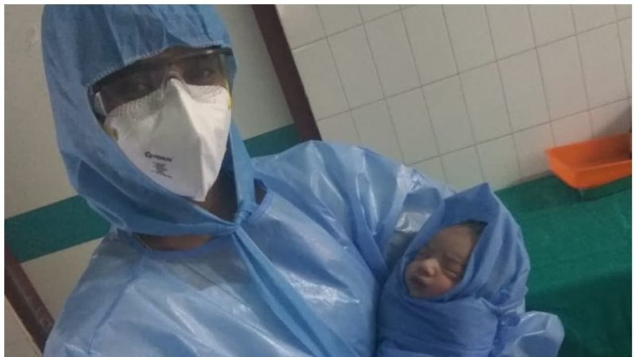 കണ്ണൂരിൽ കൊവിഡ് ചികിത്സയിലിരുന്ന യുവതി പ്രസവിച്ചു കണ്ണൂരിൽ കൊവിഡ് ചികിത്സയിലിരുന്ന യുവതി പ്രസവിച്ചു