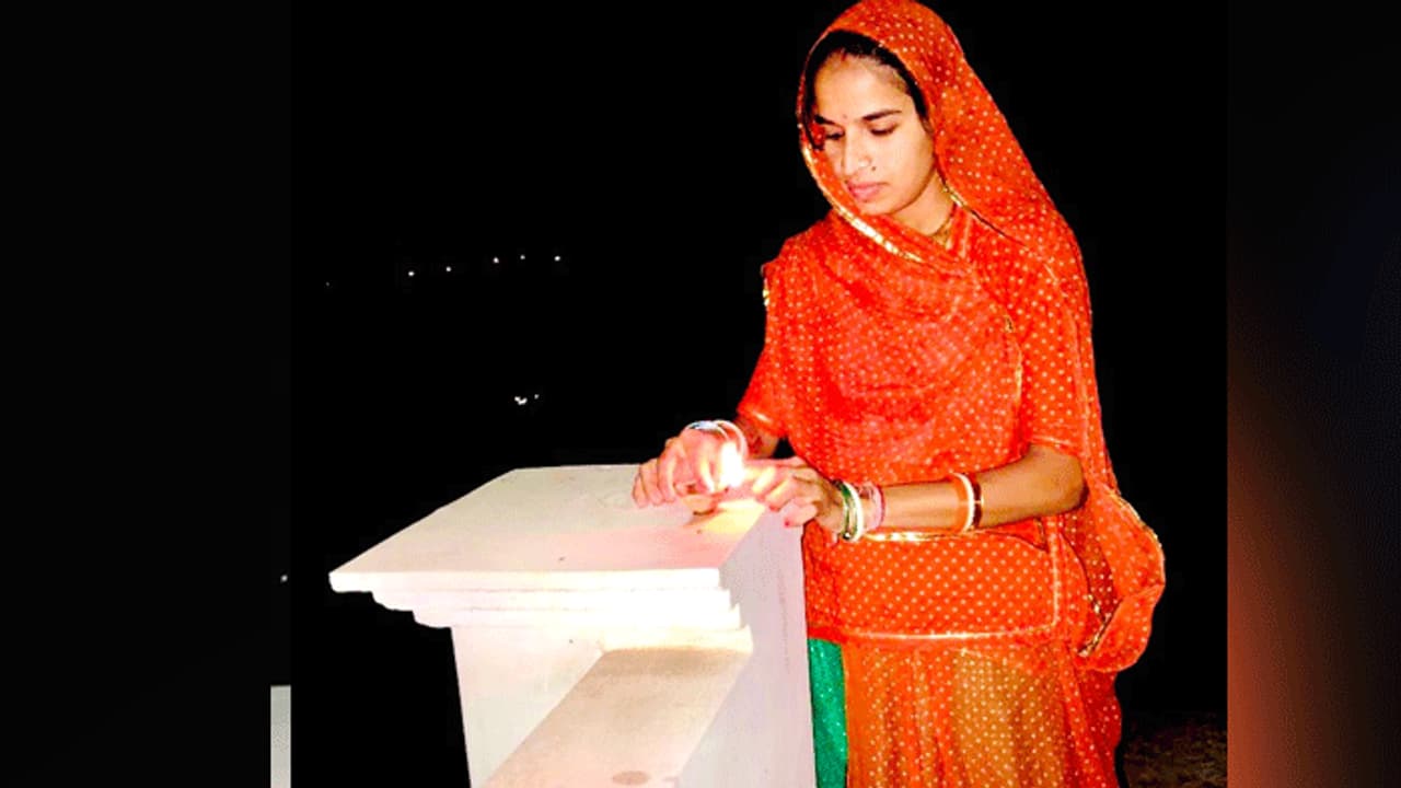 ಭಿಲ್ವಾರದ ಶ್ರೇಯ ಮಗನಿಗೆ ನೀಡಿದ ಸೋನಿಯಾ ಗಾಂಧಿ ವಿರುದ್ದ ಕಿಡಿಕಾರಿದ ಸರ್ಪಂಚ್ ಭಿಲ್ವಾರದ ಶ್ರೇಯ ಮಗನಿಗೆ ನೀಡಿದ ಸೋನಿಯಾ ಗಾಂಧಿ ವಿರುದ್ದ ಕಿಡಿಕಾರಿದ ಸರ್ಪಂಚ್