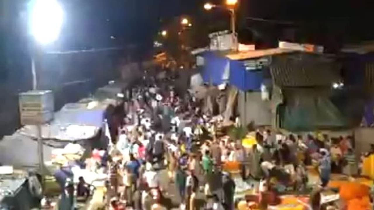 লকডাউনে গিজ গিজ করছে মানুষ, হাওড়া ফুল মার্কেটে ভয়াবহ দৃশ্য়