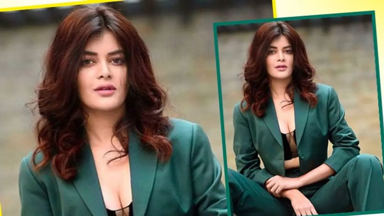 উন্মুক্ত বক্ষের অন্তর্বাস ছেড়ে সাদা পোশাকেই 'এলিগেন্ট' মধুমিতা, ছবিতেই বোল্ড আউট সৌরভ উন্মুক্ত বক্ষের অন্তর্বাস ছেড়ে সাদা পোশাকেই 'এলিগেন্ট' মধুমিতা, ছবিতেই বোল্ড আউট সৌরভ