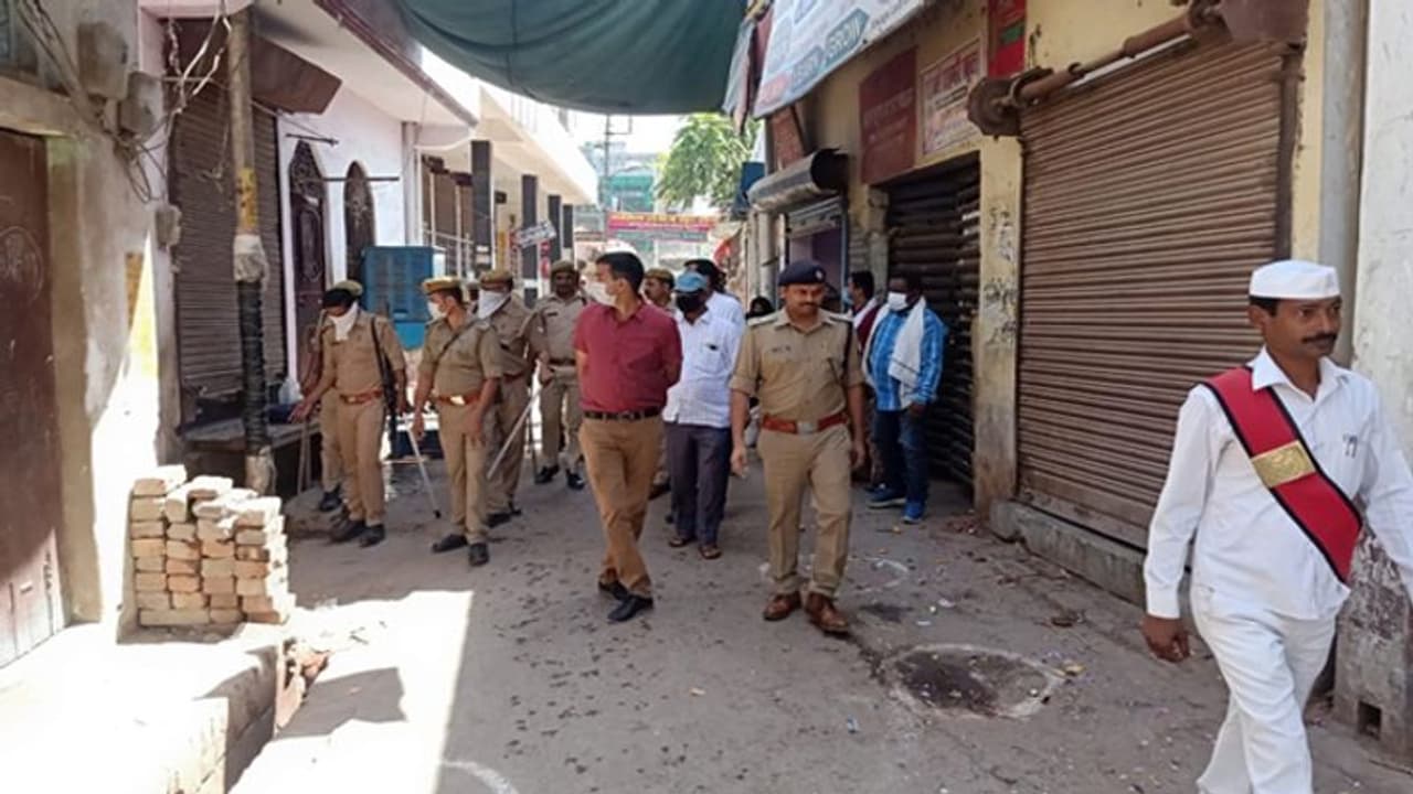 লকডাউনে দেদার বিক্রি মদ, শাটার ভেঙে ৫ জনকে গ্রেফতার করল পুলিশ লকডাউনে দেদার বিক্রি মদ, শাটার ভেঙে ৫ জনকে গ্রেফতার করল পুলিশ