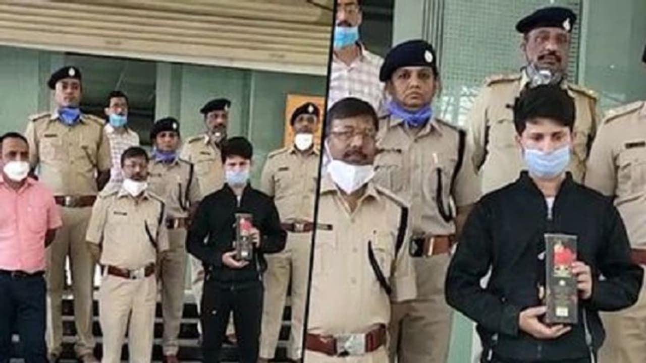 ಸಿಪ್, ಸಿಪ್, ಸಿಪ್.. ಎಣ್ಣೆ ಬೇಕಾ ಎಣ್ಣೆ?ಕಿಲಾಡಿ ಯುವಕನಿಗೆ ಪೊಲೀಸ್ರು ಹಚ್ಚಿದ್ರು ಬೆಣ್ಣೆ! ಸಿಪ್, ಸಿಪ್, ಸಿಪ್.. ಎಣ್ಣೆ ಬೇಕಾ ಎಣ್ಣೆ?ಕಿಲಾಡಿ ಯುವಕನಿಗೆ ಪೊಲೀಸ್ರು ಹಚ್ಚಿದ್ರು ಬೆಣ್ಣೆ!