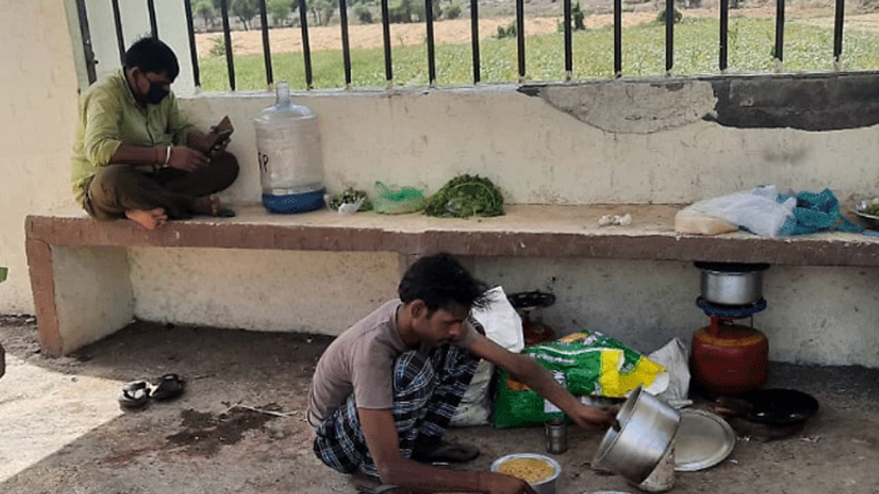 ಕಾರ್ಮಿಕರಿಗೆ ಕೊರೋನಾಕ್ಕಿಂತ ಹೆಚ್ಚು ಕಾಡುತ್ತಿದೆ ಹಸಿವಿನ ಭೀತಿ! ಕಾರ್ಮಿಕರಿಗೆ ಕೊರೋನಾಕ್ಕಿಂತ ಹೆಚ್ಚು ಕಾಡುತ್ತಿದೆ ಹಸಿವಿನ ಭೀತಿ!