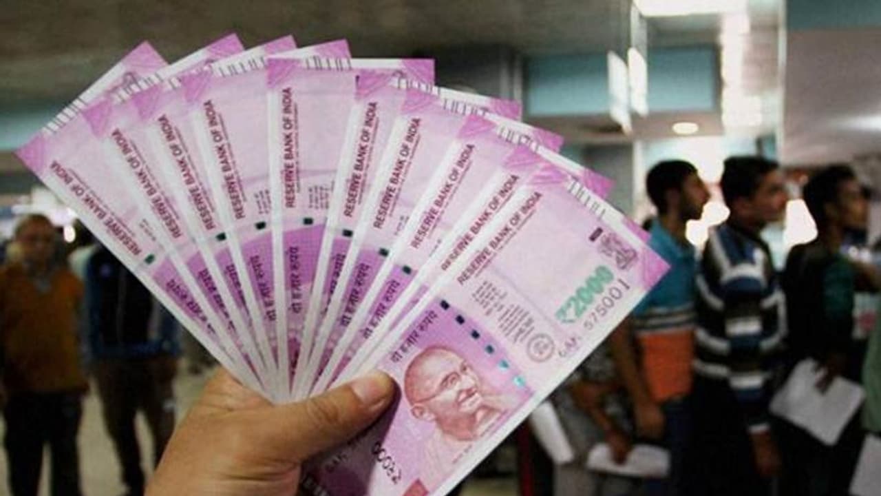 ಕೊರೋನಾ ಭಯ: ರಸ್ತೆ ಬದಿಯಲ್ಲಿದ್ದ ನೋಟು ಉರಿಸಿದ ಜನ ಕೊರೋನಾ ಭಯ: ರಸ್ತೆ ಬದಿಯಲ್ಲಿದ್ದ ನೋಟು ಉರಿಸಿದ ಜನ