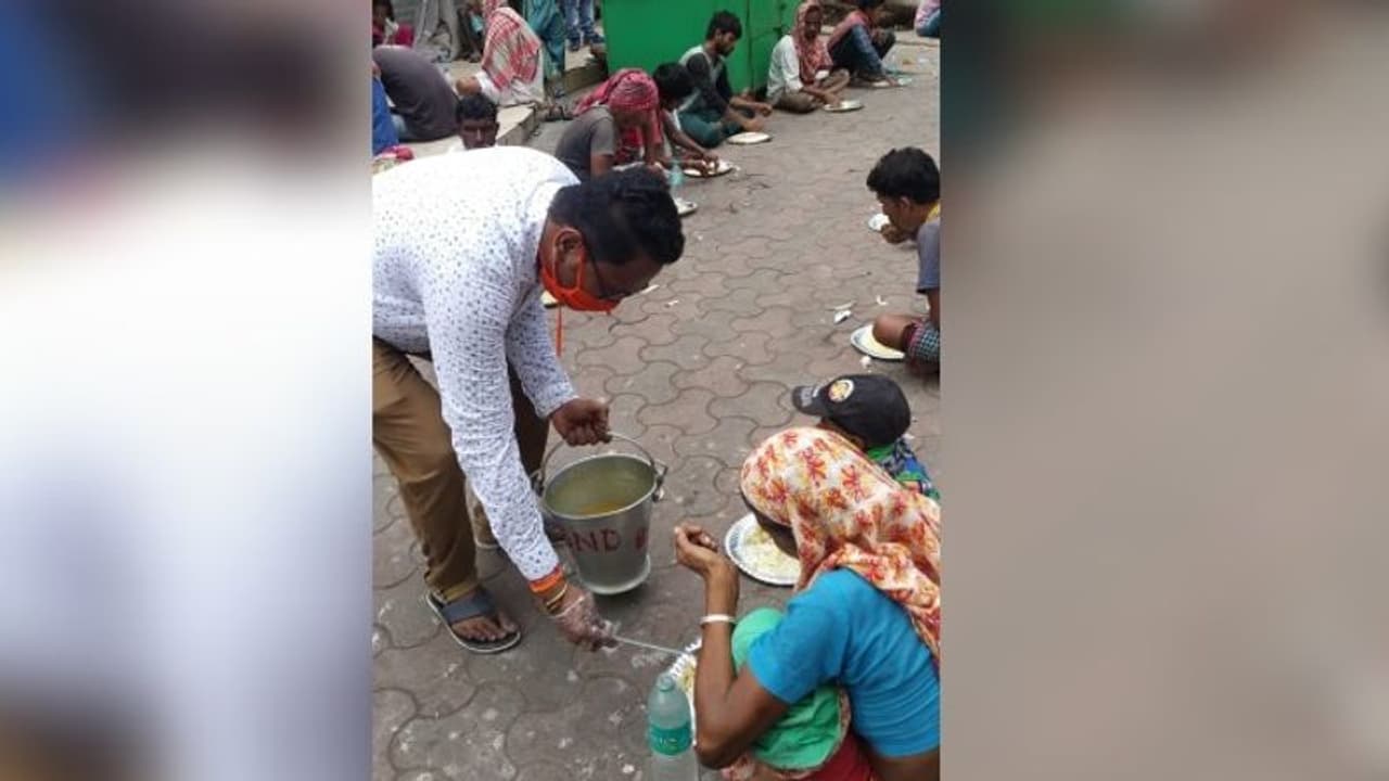 লকডাউনের গেরোয় বাতিল অনুষ্ঠান, ভবঘুরেদের খাইয়ে জন্মদিন পালন যুবকের