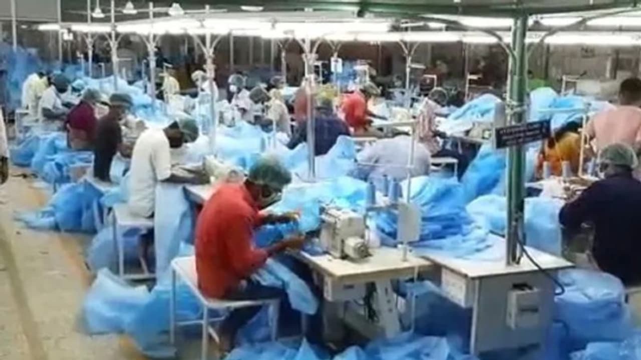 കൊവിഡ് 19 പ്രതിരോധത്തില് കൈ കോര്ത്ത് തിരുപ്പൂരിലെ ടെക്സ്റ്റൈൽ യൂണിറ്റുകൾ കൊവിഡ് 19 പ്രതിരോധത്തില് കൈ കോര്ത്ത് തിരുപ്പൂരിലെ ടെക്സ്റ്റൈൽ യൂണിറ്റുകൾ