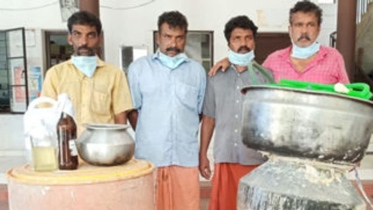 വീട് കേന്ദ്രീകരിച്ച് വ്യാജ വാറ്റ്; ആലുവയിൽ മുൻ സൈനികനടക്കം നാല് പേര് പിടിയിൽ വീട് കേന്ദ്രീകരിച്ച് വ്യാജ വാറ്റ്; ആലുവയിൽ മുൻ സൈനികനടക്കം നാല് പേര് പിടിയിൽ