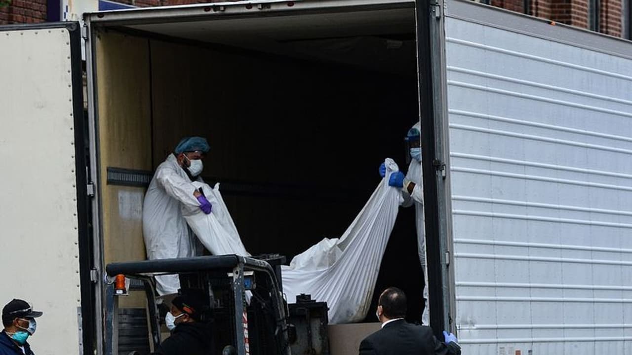 பிணங்களுடன் காத்திருக்கும் லாரிகள்..!! உடல்களை அடக்கம் செய்ய முடியாமல் திணறும் நியூயார்க்..!! பிணங்களுடன் காத்திருக்கும் லாரிகள்..!! உடல்களை அடக்கம் செய்ய முடியாமல் திணறும் நியூயார்க்..!!