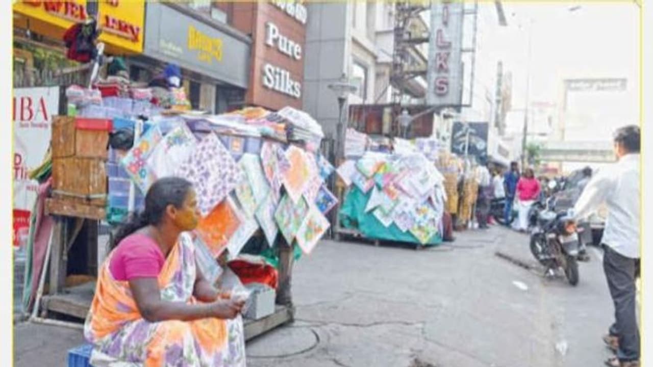 1000 ரூபாய் நிவாரணம்..! தெருவோர வியாபாரிகளுக்கு கருணை காட்டிய அரசு..!