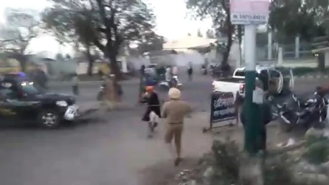 ലോക്ക് ഡൗണില് പുറത്തിറങ്ങിയത് ചോദ്യം ചെയ്തു; പഞ്ചാബില് പൊലീസുകാരന്റെ കൈവെട്ടി ലോക്ക് ഡൗണില് പുറത്തിറങ്ങിയത് ചോദ്യം ചെയ്തു; പഞ്ചാബില് പൊലീസുകാരന്റെ കൈവെട്ടി