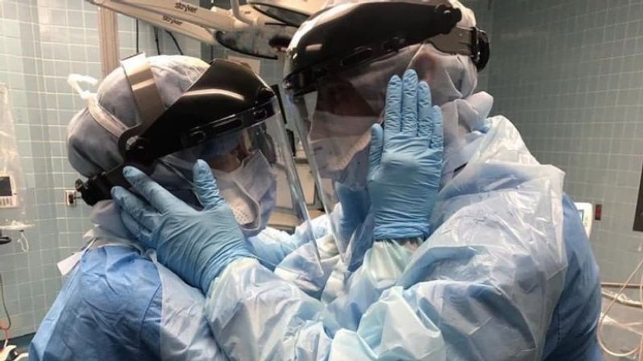 വൈറലായി കൊവിഡ് വാർഡിൽ നിന്നും ദമ്പതികളുടെ ചിത്രം വൈറലായി കൊവിഡ് വാർഡിൽ നിന്നും ദമ്പതികളുടെ ചിത്രം