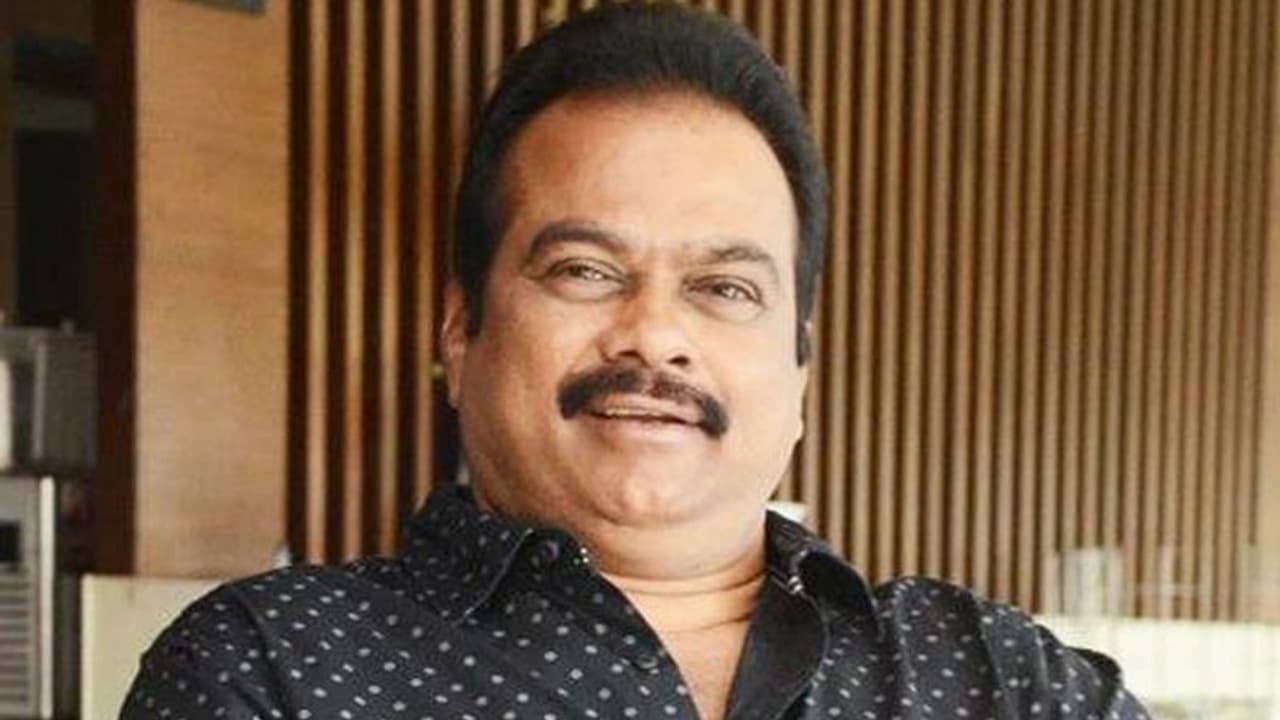 பிரம்மாண்ட இயக்குநரை வைத்து 400 கோடியில் படமெடுக்கும் தயாரிப்பாளர்... கொரோனா நிதி எவ்வளவு கொடுத்தார் தெரியுமா?