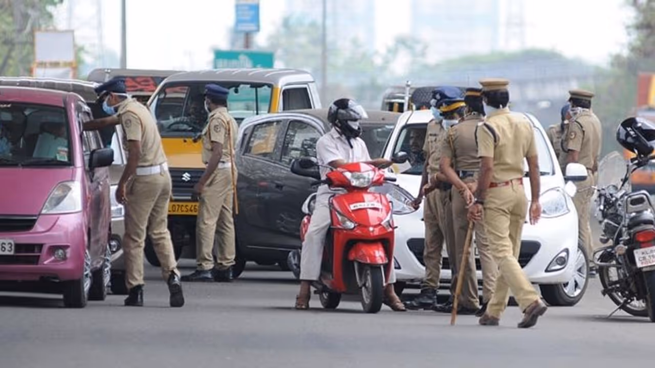 ഞായറാഴ്ചകളിലെ സമ്പൂർണ ലോക്ക് ഡൗൺ പ്രാബല്യത്തിൽ; അവശ്യ സേവനങ്ങൾക്ക് മാത്രം അനുമതി ഞായറാഴ്ചകളിലെ സമ്പൂർണ ലോക്ക് ഡൗൺ പ്രാബല്യത്തിൽ; അവശ്യ സേവനങ്ങൾക്ക് മാത്രം അനുമതി