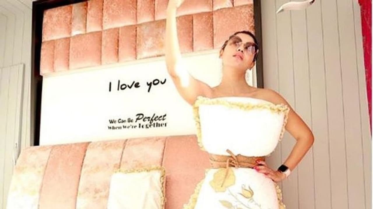 వైరల్: హాట్ హీరోయిన్ 'పిల్లో ఛాలెంజ్' ఫొటో వైరల్: హాట్ హీరోయిన్ 'పిల్లో ఛాలెంజ్' ఫొటో