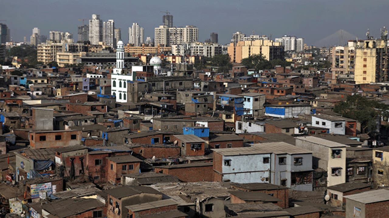 தாராவியில் தாறுமாறாக விளையாடும் கொரோனா... கட்டுப்படுத்த முடியாமல் அதிகாரிகள் திணறல்..!