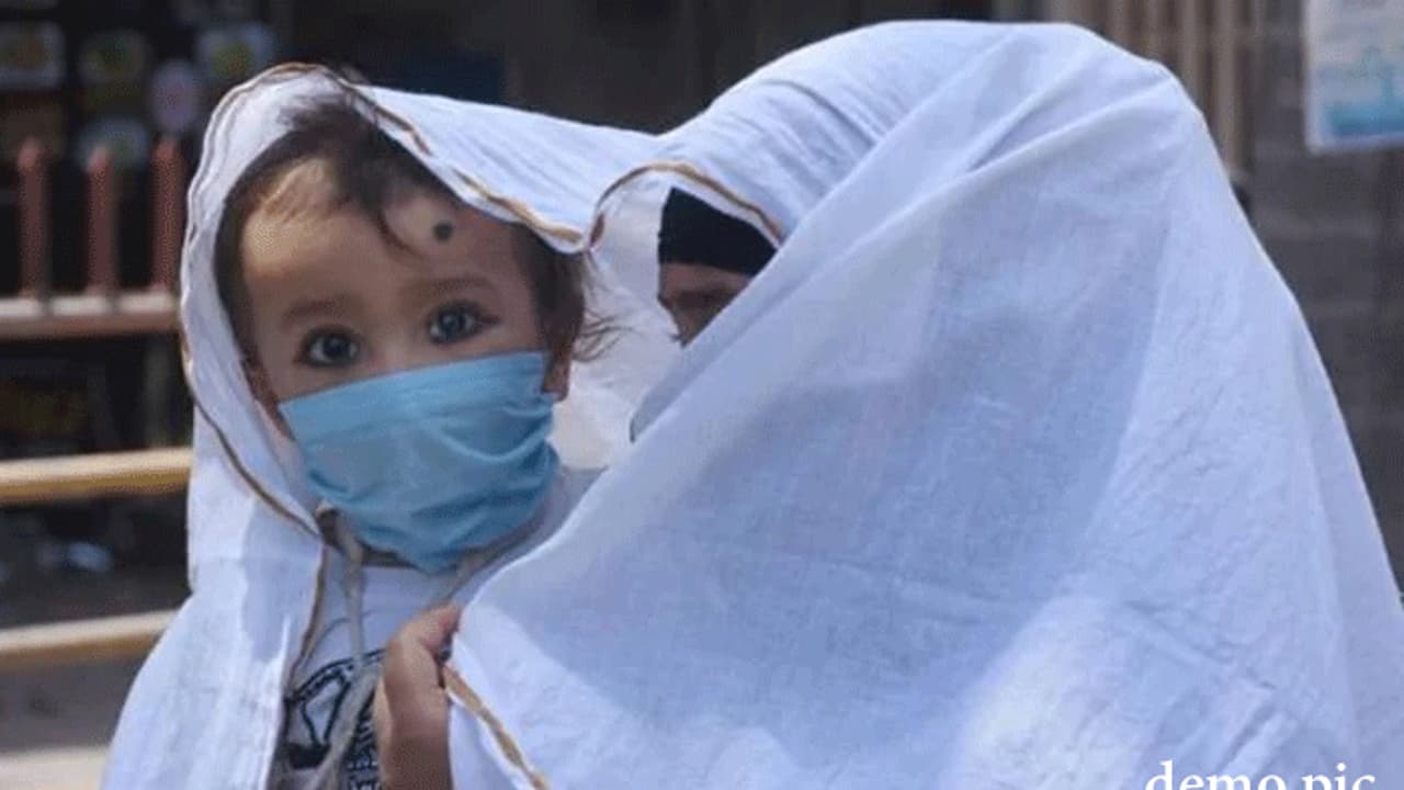 6 माह की बच्ची ने बता दिया भारत जल्द जीत लेगा कोरोना की जंग, मासूम के जज्बे को सलाम कर रहे लोग 6 माह की बच्ची ने बता दिया भारत जल्द जीत लेगा कोरोना की जंग, मासूम के जज्बे को सलाम कर रहे लोग