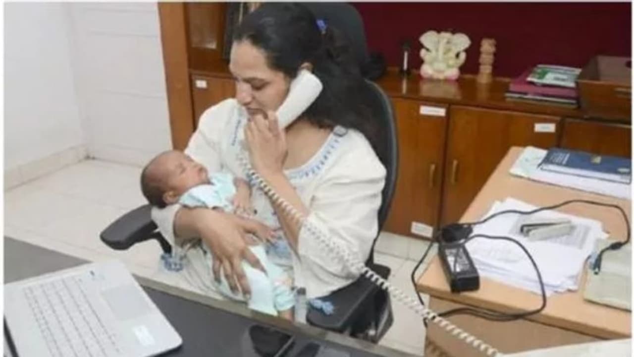 చేతుల్లో రోజుల బిడ్డతో.. విధుల్లోకి ఏపీ లేడీ ఐఏఎస్ అధికారి చేతుల్లో రోజుల బిడ్డతో.. విధుల్లోకి ఏపీ లేడీ ఐఏఎస్ అధికారి