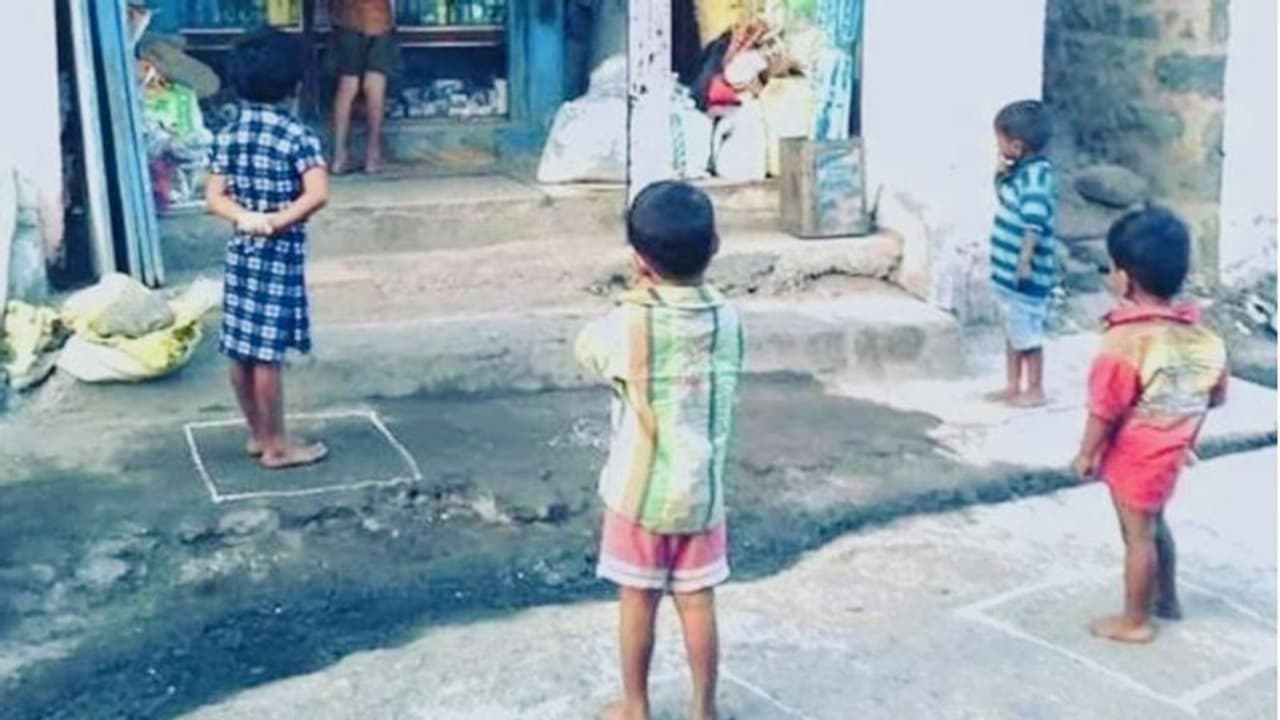 సామాజిక దూరం అంటే ఇదే: ముద్దులొలికే చిన్నారులు.... పెద్దలకు నేర్పిస్తున్నారు సామాజిక దూరం అంటే ఇదే: ముద్దులొలికే చిన్నారులు.... పెద్దలకు నేర్పిస్తున్నారు