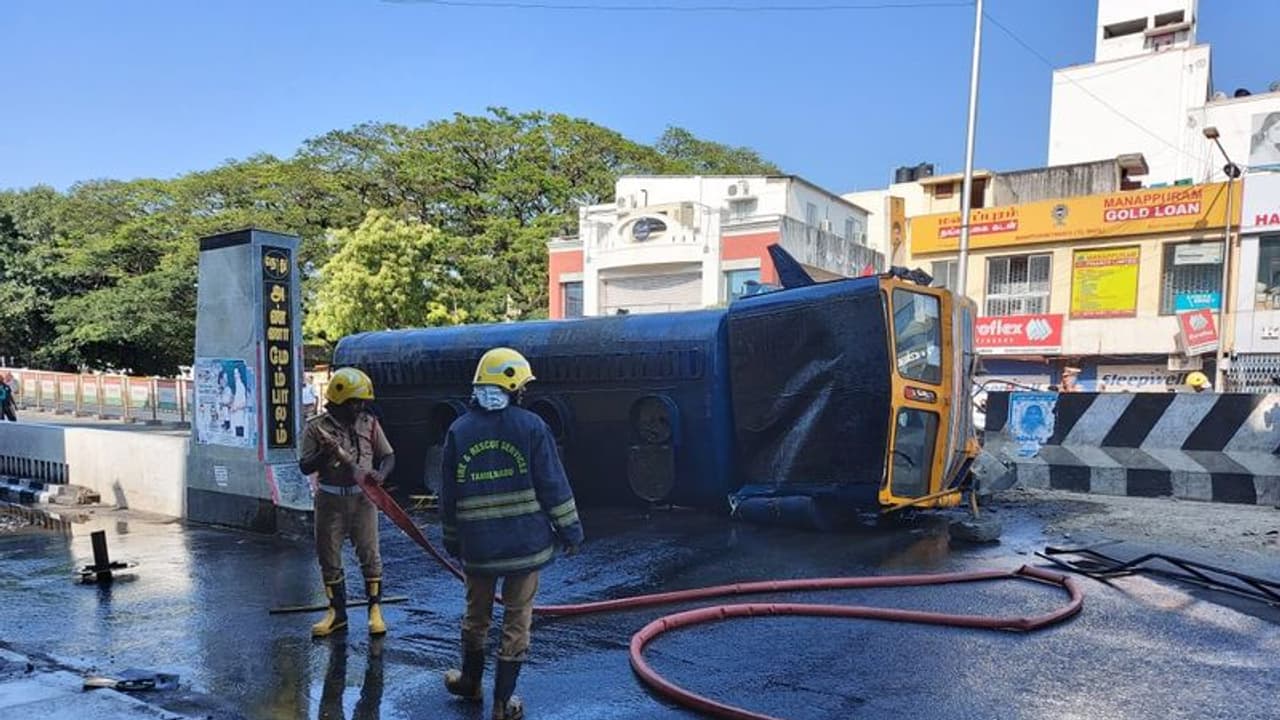 சென்னையில் பாமாயில் ஏற்றிச்சென்ற லாரி கவிழ்ந்து விபத்து.. அண்ணா சாலையில் பெருக்கெடுத்து ஓடிய எண்ணெய்