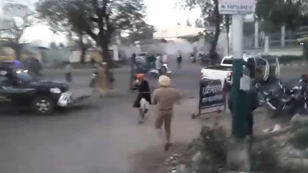 അക്രമികൾ വെട്ടിമാറ്റിയ പഞ്ചാബ് പൊലീസുദ്യോഗസ്ഥൻ്റെ കൈ തുന്നിച്ചേർത്തു അക്രമികൾ വെട്ടിമാറ്റിയ പഞ്ചാബ് പൊലീസുദ്യോഗസ്ഥൻ്റെ കൈ തുന്നിച്ചേർത്തു