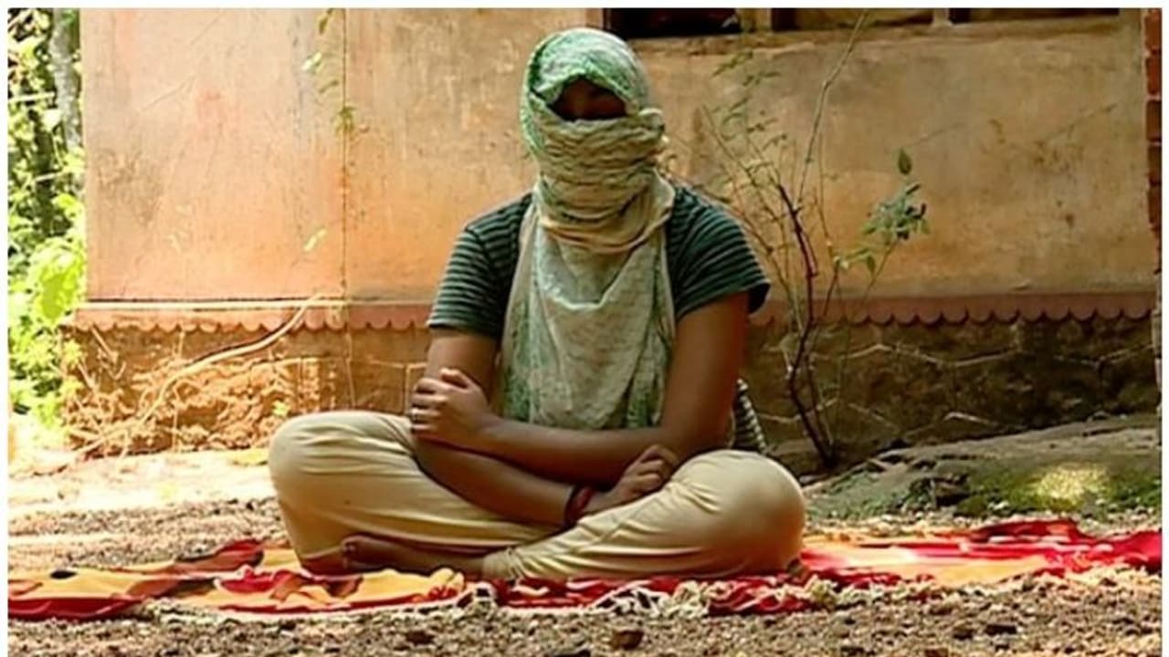 പത്തനംതിട്ടയിൽ വീടാക്രമിക്കപ്പെട്ട പെൺകുട്ടിക്കെതിരെ കേസ്; നടപടി ഹെൽത്ത് ഇൻസ്പെക്ടറുടെ റിപ്പോർട്ടിന്മേൽ പത്തനംതിട്ടയിൽ വീടാക്രമിക്കപ്പെട്ട പെൺകുട്ടിക്കെതിരെ കേസ്; നടപടി ഹെൽത്ത് ഇൻസ്പെക്ടറുടെ റിപ്പോർട്ടിന്മേൽ