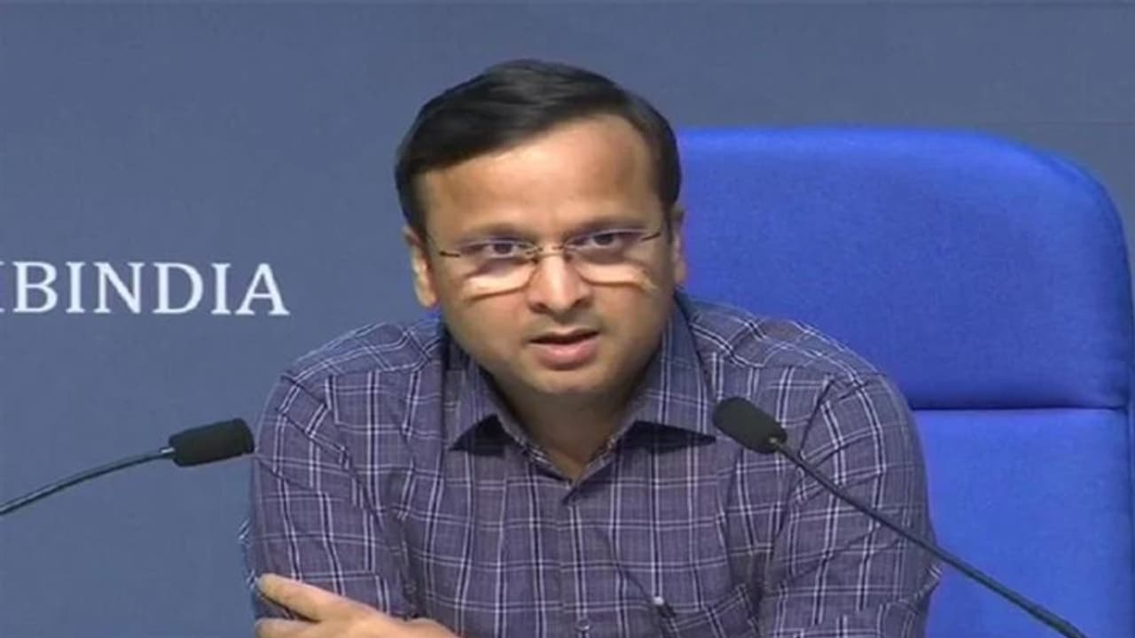 Omicron: ఇండియాలో సెంచరీ దాటిన ఒమిక్రాన్ కేసులు.. 11 రాష్ట్రాల్లో నమోదు.. అనవసర ప్రయాణాలు వద్దు: కేంద్రం Omicron: ఇండియాలో సెంచరీ దాటిన ఒమిక్రాన్ కేసులు.. 11 రాష్ట్రాల్లో నమోదు.. అనవసర ప్రయాణాలు వద్దు: కేంద్రం