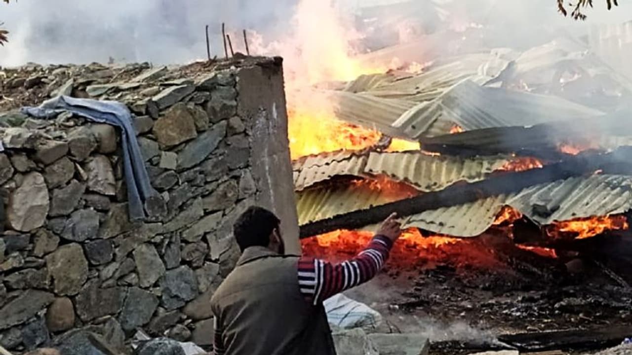 রেহাই নেই আট বছরের শিশুরও, লকডাউনে থাকা নাগরিকদের উপর নির্লজ্জ হামলা পাক সেনার, দেখুন ভিডিও রেহাই নেই আট বছরের শিশুরও, লকডাউনে থাকা নাগরিকদের উপর নির্লজ্জ হামলা পাক সেনার, দেখুন ভিডিও