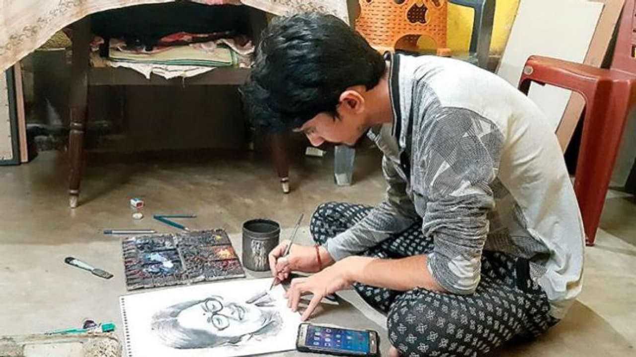 ঘরেতে টনটনে অভাব, তবু বন্ধ চটকলের জন্য় ছবি এঁকে টাকা তুলছেন আর্ট কলেজের এই প্রাক্তনী ঘরেতে টনটনে অভাব, তবু বন্ধ চটকলের জন্য় ছবি এঁকে টাকা তুলছেন আর্ট কলেজের এই প্রাক্তনী