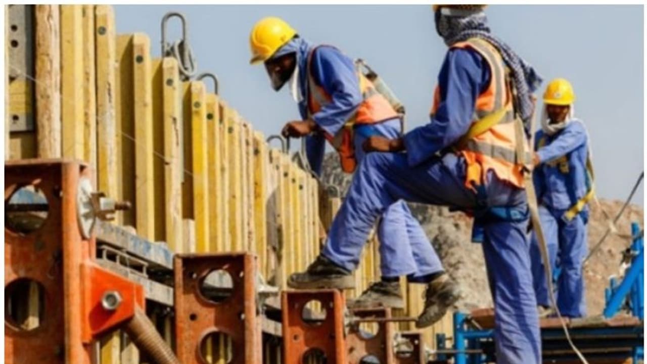 കൊവിഡ് പ്രതിസന്ധി; ശമ്പളം വെട്ടിക്കുറയ്ക്കുന്ന സ്ഥാപനങ്ങള്ക്ക് മുന്നറിയിപ്പുമായി ഒമാന് വർക്കേഴ്സ് യൂണിയൻ കൊവിഡ് പ്രതിസന്ധി; ശമ്പളം വെട്ടിക്കുറയ്ക്കുന്ന സ്ഥാപനങ്ങള്ക്ക് മുന്നറിയിപ്പുമായി ഒമാന് വർക്കേഴ്സ് യൂണിയൻ