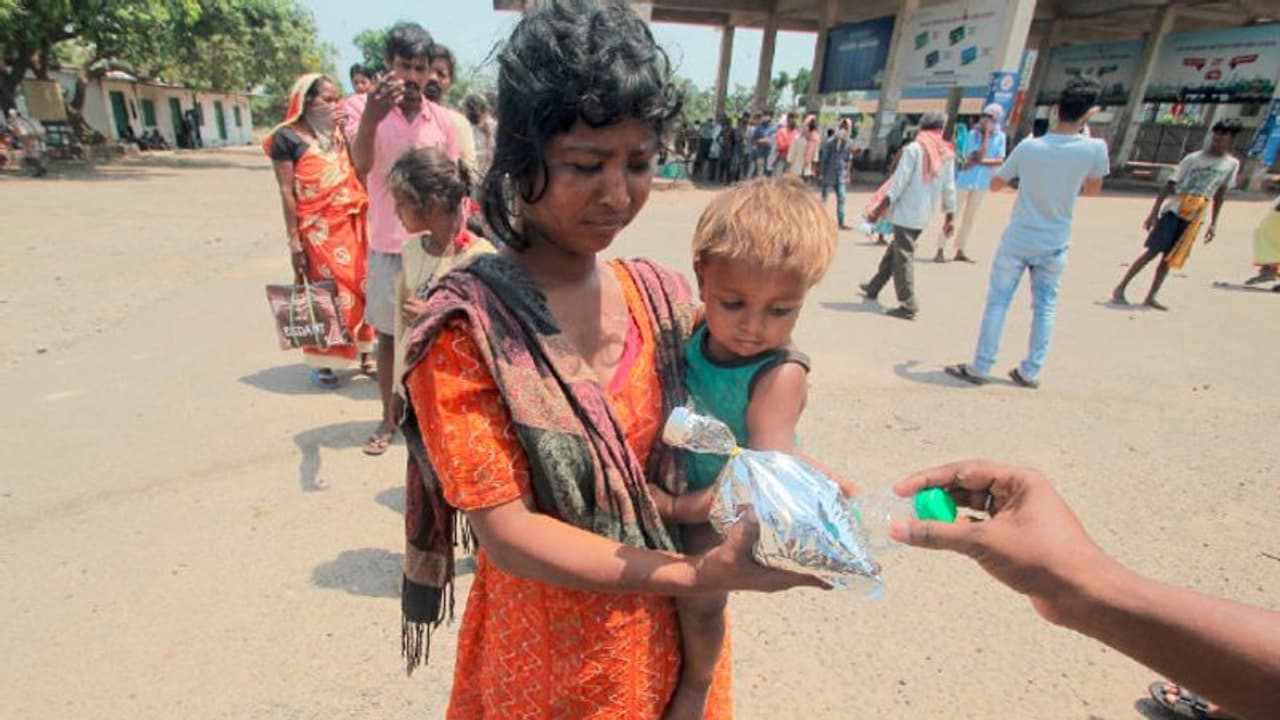লকডাউনে আরও নির্মম অনাহার চিত্র, যোগী রাজ্যে পাঁচ সন্তানকে গঙ্গায় ভাসিয়ে দিলেন মা