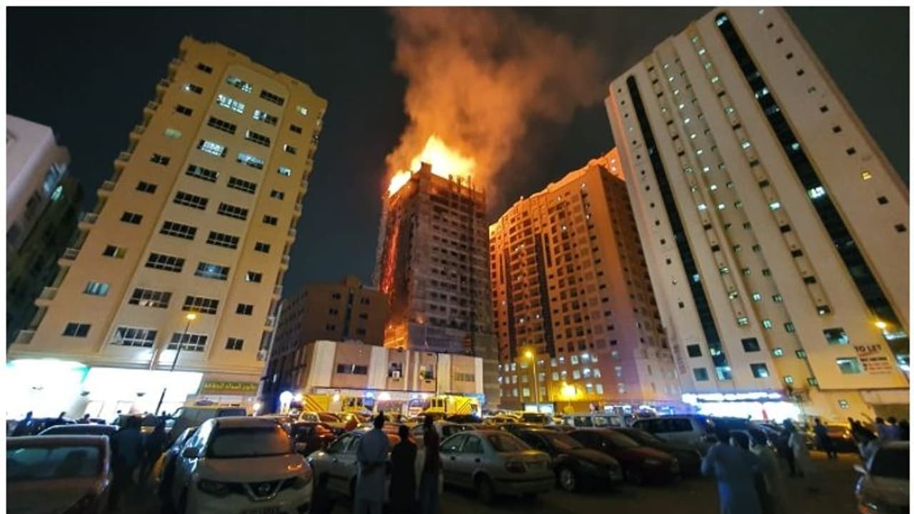 യുഎഇയില് നിര്മാണത്തിലിരുന്ന കെട്ടിടത്തില് വന് തീപിടിത്തം വീഡിയോ യുഎഇയില് നിര്മാണത്തിലിരുന്ന കെട്ടിടത്തില് വന് തീപിടിത്തം വീഡിയോ