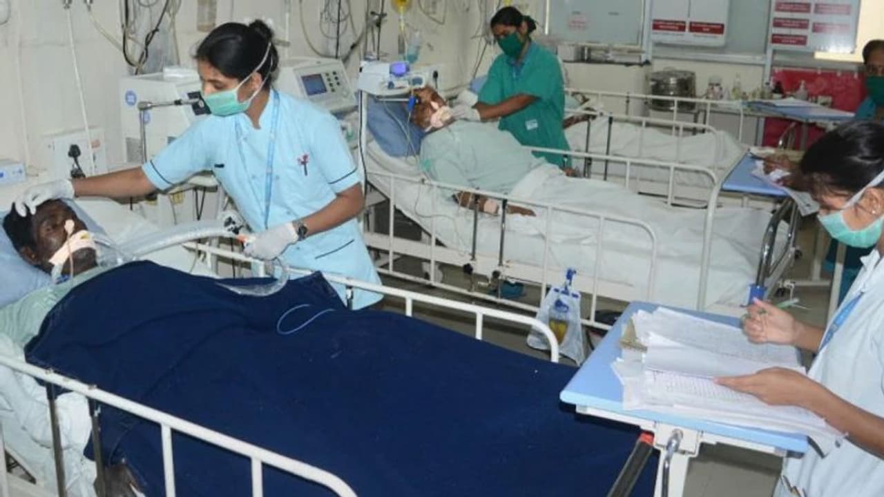 করোনার কোপে বন্ধ কলকাতার আস্ত একটি হাসপাতাল, ১০০ ছাড়িয়ে চিকিৎসক নার্স সহ কোয়ারেন্টাইনে