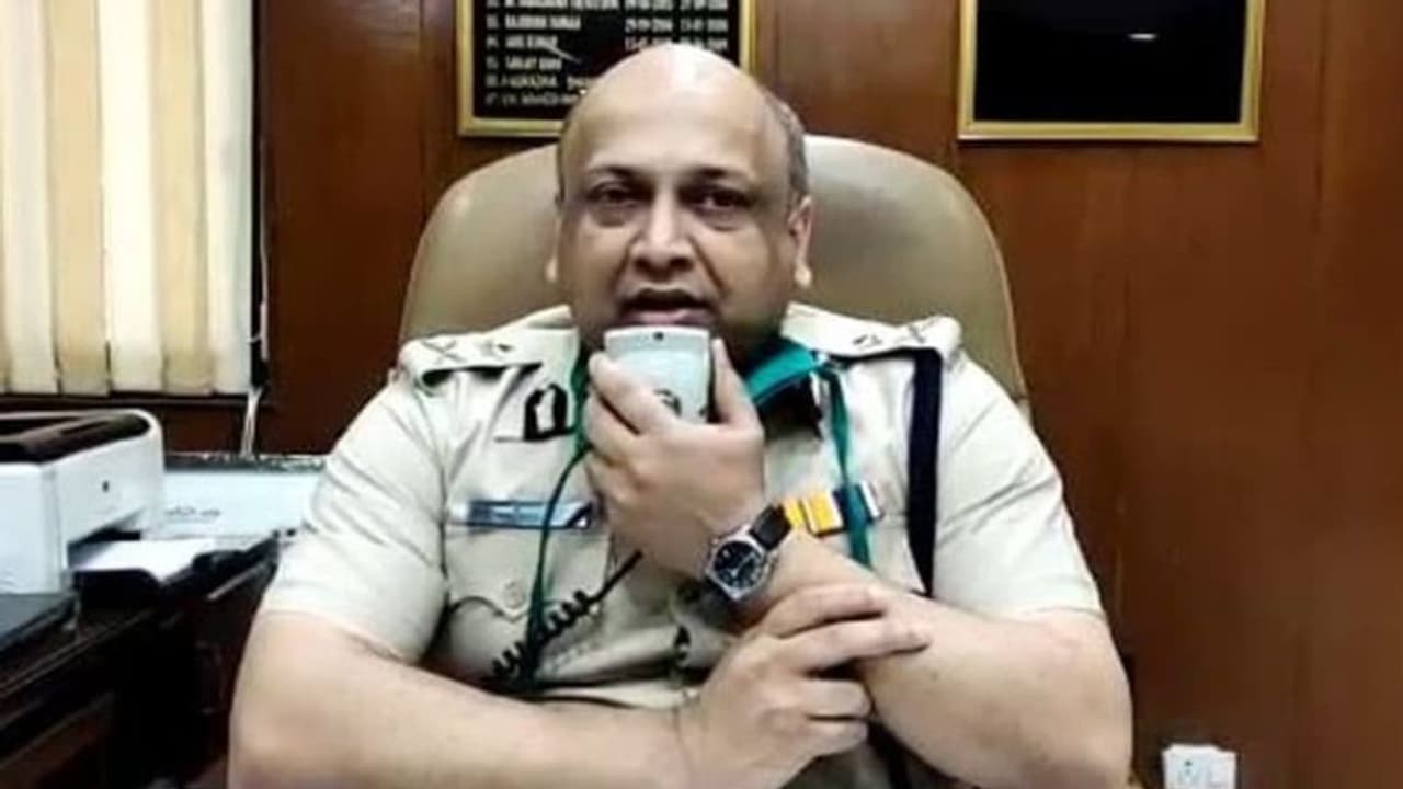 'നമ്മള് മുന്നേറും നമ്മള് മുന്നേറും'; സഹപ്രവര്ത്തകരെ പ്രോത്സാഹിപ്പിക്കാന് പാട്ടുപാടി പൊലീസ് ഓഫീസര് 'നമ്മള് മുന്നേറും നമ്മള് മുന്നേറും'; സഹപ്രവര്ത്തകരെ പ്രോത്സാഹിപ്പിക്കാന് പാട്ടുപാടി പൊലീസ് ഓഫീസര്