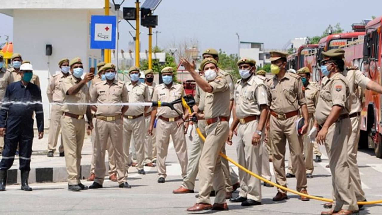 গ্যাংস্টার বিকাশের মত দশা হতে পারে, নিরাপত্তা চেয়ে সুপ্রিম কোর্টের দ্বারস্থ পুলিশ আধিকারিক গ্যাংস্টার বিকাশের মত দশা হতে পারে, নিরাপত্তা চেয়ে সুপ্রিম কোর্টের দ্বারস্থ পুলিশ আধিকারিক