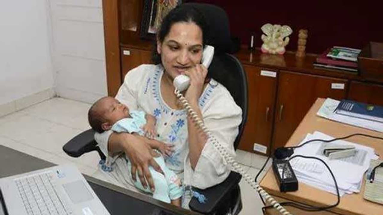 கைக்குழந்தையுடன் பணியாற்றும் ஐஏஎஸ் அதிகாரி! குழந்தை பிறந்து 22 நாட்களிலேயே..இப்படியா? குவியும் பாராட்டு..!